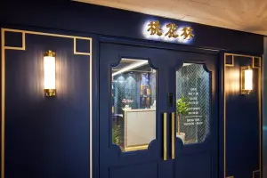 네이비와 골드의 고급 중식당 파사드 디자인